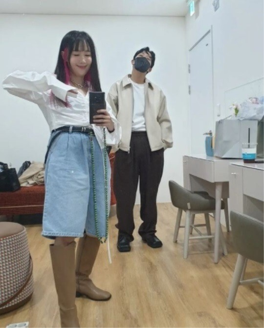 Singer Byul shares her routine with husband HahaByul posted a photo on Instagram on October 6 with the caption: We (not today).In the open photo, Byul and Haha leave a couple selfie in the waiting room.Byul gave points to his shirt, jeans and red bridge hair while Haha flaunts his relaxed dandy boyfriend look.The two of them attract attention by creating a reliable atmosphere even if they are lovers, not couples.Meanwhile, Byul married Singer and broadcaster Haha in 2012 and has two sons and one daughter.Haha recently became a hot topic in the broadcast, saying that his wife, Byul, is worried about the fourth.