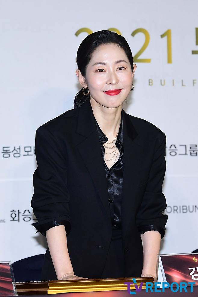 Actor Kang Mal-geum attends the 2021 Boole Film Award handprinting event held at BEXCO Auditorium in Haeundae-gu, Busan on the afternoon of the 7th.Meanwhile, the Buil Film Awards were the first Korean film awards ceremony launched in 1958, and it was suspended in 1973 and was held 30 times this year after the resurrection in 2008.