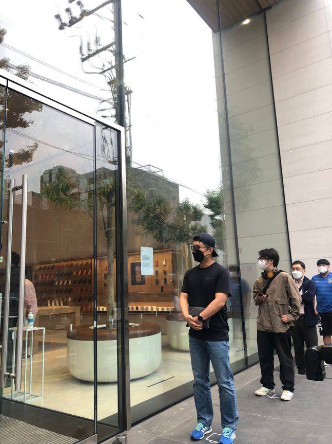 애플 아이폰13이 출시된 8일 오전 서울 강남구 신사동 애플 가로수길 매장 개장에 앞서 방문 수령을 예약한 대기 고객들이 줄을 서고 있다.ⓒ데일리안 최은수 기자