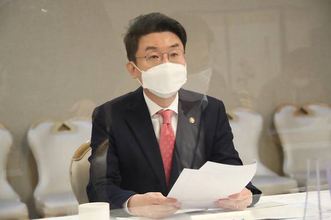 이억원 기획재정부 1차관이 8일 오전 정부서울청사에서 열린 ‘제34차 혁신성장 전략점검회의 겸 코로나 정책점검회의 겸 한국판뉴딜 점검 TF 겸 제30차 물가관계차관회의’를 주재하고 있다. 2021.10.8|연합뉴스