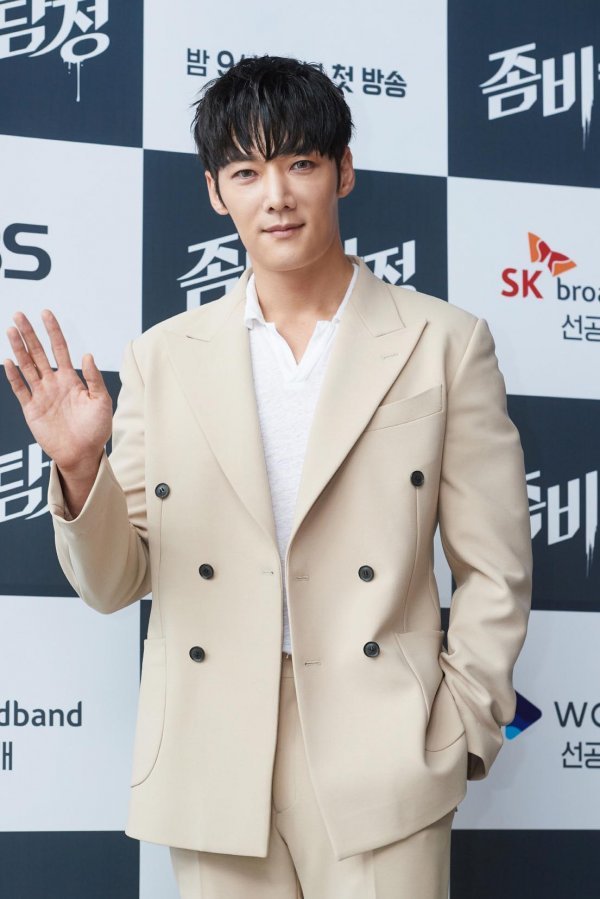 Choi Jin-hyuk posted a lengthy apology on his instagram on the 8th.Choi Jin-hyuk said, We violated the Prevention rules in the process of sitting with acquaintance on the last 6 days.I believe in the words of the acquaintance called Western saloon, which runs until 10 pm, and I am so sorry that I have been disappointed and disappointed by this incident, he said.I cant help but feel heavy and sorry for the fact that I have done something that I cant forgive for any reason or excuse, he said. I am more sorry to know that everyone is trying to overcome the difficult situation together and that many medical staff are suffering like Moy YatFinally, Choi Jin-hyuk promised, I will always look around me and myself so that I will not repeat such mistakes because of reflection, reflection and ignorance again.Choi Jin-hyuk was arrested on suspicion of violating the infectious disease prevention method while staying at an entertainment bar in Samsung-dong, Gangnam-gu, Seoul at 8:20 pm on June 6.The entertainment bar was a entertainment facility where collective restrictions were applied in accordance with the 4th stage of social distance applied to the Seoul area.Choi Jin-hyuks agency has previously announced that it will stop all activities and enter self-restraint in this case.Actor Choi Jin-hyuk.First, I apologize for the inconvenience and disappointment of many people because of this incident.On the 6th, I violated the Prevention Rules in the process of being with the acquaintance.I believe in the word acquaintance called Western saloon, which runs until 10 pm, and it is my fault that I judged too complacent.I can not help feeling heavy and sorry because I have committed an unforgivable act for any reason and excuse.Above all, everyone is trying to overcome the difficult situation together, and there is no more aspect to know that many medical staff are suffering like Moy YatI am also sorry to be very disappointed to many people who supported me.I will always look around me and myself so that I will not repeat this mistake again because of my deep reflection, reflection, and ignorance.
