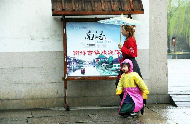 난쉰 장석명 옛집 앞으로 유지산을 쓴 모녀가 지나가고 있다. ⓒ최종명