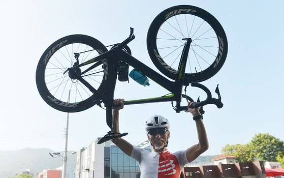 대구지역 최고령 철인 3종 경기 참가자인 이석천(68)씨가 5일 오전 대구 수성구 인근에서 훈련을 마친 뒤 활짝 웃고 있다. 이씨는 오는 17일 남해에서 열리는 한국 철인 3종 경기에 참가한다. 프리랜서 김성태