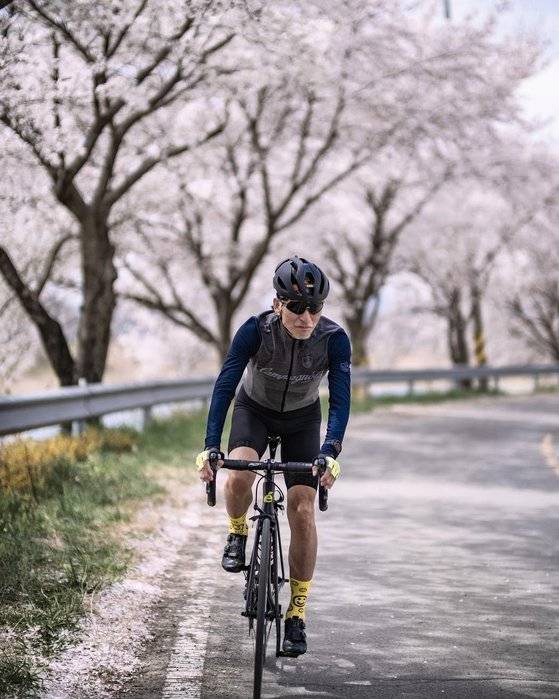 대구에 사는 '젊은오빠' 68살 현역 철인인 이석천씨가 사이클을 타고 있다. 사진 이석천씨