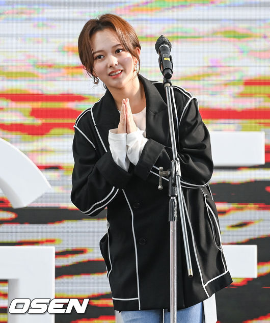 On the afternoon of the 9th, the 26th Busan International Film Festival movie How: Re-election was held at the Busan Film Hall outdoor theater.Actor Jeong Ji-so greets fans: 2021.10.09