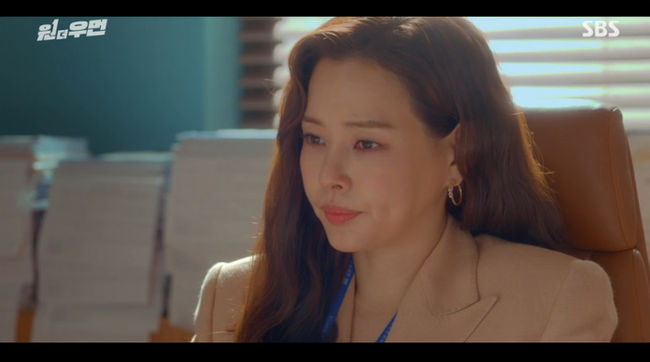 Lee Ha-nui, who has regained Memory, is speeding up revenge for a week group.And the sad bad news of Lee Ha-nui and Lee Sang-yoon continues.On SBSs Wonder Woman, which aired on the afternoon of the 9th, supporting actor Lee Ha-nui came out to find out who was behind the incident that brought Memory back and killed Grandmas Boy.Cho will accidentally encounter Lee Bong-sik (played by Kim Jae-young) in front of the prosecution office.Lee Bong-sik followed the supporting actor who lost Memory and realized that he and his supporting actor looked the same, and that the supporting actor lost Memory.Lee Bong-sik informed Han Sung-hye (Jin Seo-yeon).Lee Bong-sik hit Cho Yeon-ju in the head with a brick in the park in the middle of the night.And at that moment, Han Seung-wook (Lee Sang-yoon) appeared and tried to save the supporting actor, but he was injured.Cho Yeon-joo noticed that Lee Bong-sik, who met in front of the prosecution office through CCTV at the time of the traffic accident, was the criminal who broke Brake.And since Lee Bong-sik followed him, he was aware and alert.The supporting actor, who was hit by Brick on his head, regained Memory, recalling the fire that led to the return of Grandmas Boy as a child from Lee Bong-siks Identity.Lee Bong-sik was arrested by the police and transferred to the prosecution. Cho Yeon-ju was a prosecutor to uncover the truth about Grandmas boys unfair return as a child.Cho Yeon-ju had an Acting to meet Ryu Seung-deok (Won-hae Kim), a prosecutor at the Seopyeong subdivision, who blocked the police Susa at the time.Ryu Seung-deok asked Cho Yeon-ju to cover up the case of a chaebol who hit and run a man with a hit-and-run.Lee Ha-nui approached drunk Ryu Seung-deok and found out that the Hanju group was behind the Grandmas Boy accident.Cho started negotiations with Lee Bong-sik, who revealed that he was playing the river.At that time, Ryu went to Han Young-sik (Jeon Gook-hwan) and said about Lee Bong-sik. Han Young-sik asked Ryu Seung-deok to send Lee Bong-sik to prison.Cho Yeon-ju said she would let her live in Vietnam if she gave me her fake picture list.The supporting actor asked Lee Bong-sik about the real whereabouts of the river. Lee Bong-sik told the supporting actor that he had put it on a boat to China.Lee Bong-sik confessed that he had offered to send Kang abroad on condition that he buys the painting three times as expensive. Lee Bong-sik tried to kill him even if he knew that his supporting actor was not Mina.Behind Lee Bong-sik was Han Seong-hye (Jin Seo-yeon), who told Lee to kill him after learning that he was a fake river.Lee Bong-sik decided to hand over the list of paintings, believing in the supporting actor who would protect him.Han said he would merge the Yuko Fueki and Hanju hotels with Han Sung-hye, who said, Lee Bong-sik is now arrested.Images are important in the hotel business, and if you find out you made a slush fund with a picture, its a hotel deficit.We are organizing bad business and a real hotel is created by the bonus.Han waited, worrying about the supporting actor who finished Susa, and Han said he would run if anything happened to the supporting actor, who tied Han Seung-wooks shoelaces, which were injured in his left hand, instead.I cant eat, shave, and wrap my head alone. Kang Mina said, Lee Bong-sik burned a ship to China. I hope it helps find it.Han Young-sik said in front of the supporting actor that he would merge the Yuko Fueki Hotel with the Hanju Hotel.I dont think Ive been up to my mind since the traffic accident, I think I should have Brake as usual, said Han Sung-hye.If someone doesnt touch it, Ill accept the merger proposal. If it gets closer to a week, its a thank you.Cho delivered a lunch box made by Kim Kyung-shin (Je Su-jeong) to Han Seung-wook, who failed to eat a lunch box filled with foods his late father liked.Han Seung-wook expressed his longing for his father. Han Seung-wook asked the supporting actor to dry his hair with a dryer.Han Seung-wook was actually able to use both arms, and he lied to the supporting actor to ask him to dry his head.Ahn Yoo-joon (Lee Won-geun) was worried about the supporting actor who was hit by Brick. The supporting actor tried to take on another case to Ahn Yoo-jun.Ryu suggested to Lee Bong-sik, who was trapped in a detention center, that if he could fix the list of painting customers and release it, he would be removed as probation.Cho Yeon-ju asked Han Sung-hye to put the name of Kang Mina on the list of painting customers instead of his name.Han Seung-wook appeared at the meeting between Han Sung-hye and Kang Eun-hwa (Hwang Young-hee). Han Seung-wook threatened Han Sung-hye and Kang Eun-hwa.Ahn Yoo-joon asked if Han Seung-wook knew that the arsonist who killed Han Seung-wooks father was Kang Myung-guk (Jung In-ki), the father of the supporting actor.Cho Yeon-ju answers Ahns question, Do you have a heart for Han Seung-wook?