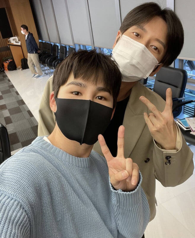 Singer Kim Hie-jae has unveiled the scene of the script reading with Actor Park Hae-jin.Kim Hie-jae posted a picture on his instagram on the 9th with an article entitled Good reading.The photo shows Park Hae-jin and Kim Hie-jae posing V.Kim Hie-jae said, I was very nervous and nervous for the first time, but I finished the first script reading that was exciting and meaningful.Thank you for the help of Haejin, who cheered me to hold my hands and make it comfortable.Finally, he added, Ill take a good shot and say hello to you, and Ill see you soon.Drama From Now, Showtime! is a ghost-cooperative investigative drama that represents the ghost-loving employer and the well-known magician, Park Hae-jin, and the Oriental Fantasy Roco and Ghost Pandemic by the hot-blooded female police officer Jin Ki-joo.Kim Hie-jae appears in the drama as the youngest police officer Lee Yong-ryeol of the powerful police box.On the other hand, Drama From now on, Showtime! is scheduled to be broadcast in the first half of 2022.