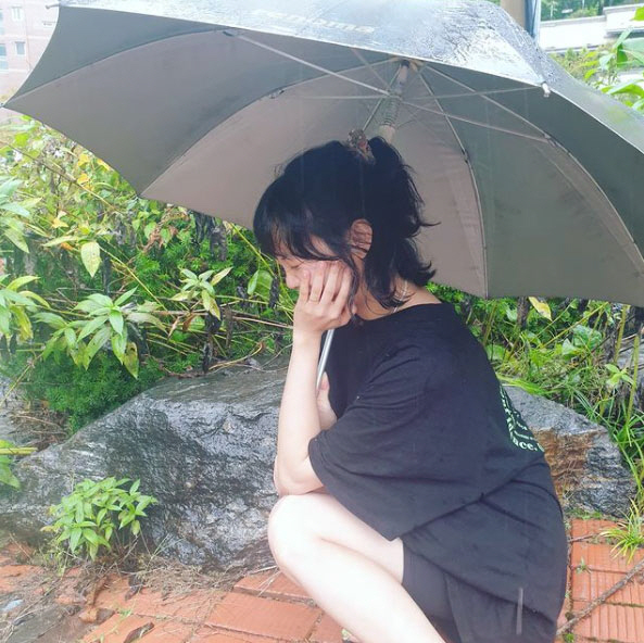 Go Eun-ah posted a photo on her Instagram account on Tuesday with an umbrella emoticon.In the photo, Go Eun-ah squats with an umbrella and enjoys the moist sensibility of a rainy day; he exudes fresh charm with a cute expression.On the other hand, Go Eun-ah recently announced that he planted 3000 hairs through YouTube channel Bangane and collected topics by revealing the fact of Hair care transplantation.