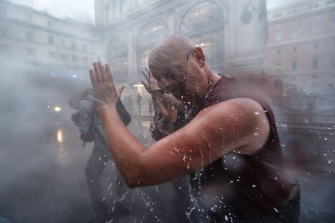이탈리아 로마에서 그린패스 반대 시위대가 경찰의 물대포를 맞고 있다. EPA=연합뉴스