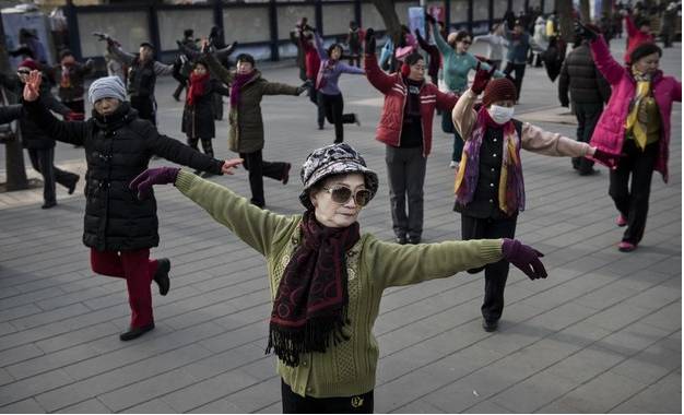 중국의 한 공원에서 노인들이 모여 춤을 추고 있다. /사진=버즈피드 트위터 캡처.
