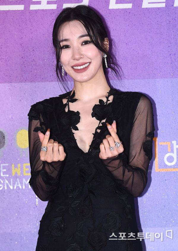 The K-POP concert was held at COEX, Samsung-dong, Gangnam-gu, Seoul on the afternoon of the 10th.Singer Tea Party Young is stepping on Red Carpet at the photo wall event ahead of the performance. 2021.10.10.