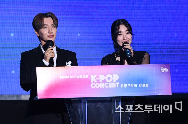 Ontak 2021 Yeongdongdae K-POP concert was held at COEX, Samsung-dong, Gangnam-gu, Seoul on the afternoon of the 10th.Leeteuk, Tiffany Young is on the way. 2021.10.10.