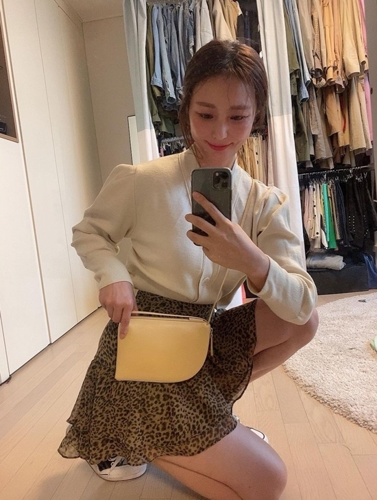 Ahn Hye-Kyung posted a picture on his instagram on the 10th with an article entitled I fell in my bag again. I am soaked. My best bag.In the open photo, Ahn Hye-Kyung completed a lovely fashion by matching blouses, Hopi Reservation pattern skirts and mini bags.The visual and unique atmosphere caught the attention of the viewers during the incredible Ahn Hye-Kyung at the age of 43.On the other hand, Ahn Hye-Kyung appeared on SBS The Beating Girls.Photo: Ahn Hye-Kyung Instagram