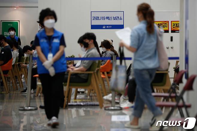 8일 서울 용산구청에 마련된 코로나19예방접종센터에서 시민이 백신을 맞고 있다. 2021.10.8/뉴스1 © News1 안은나 기자