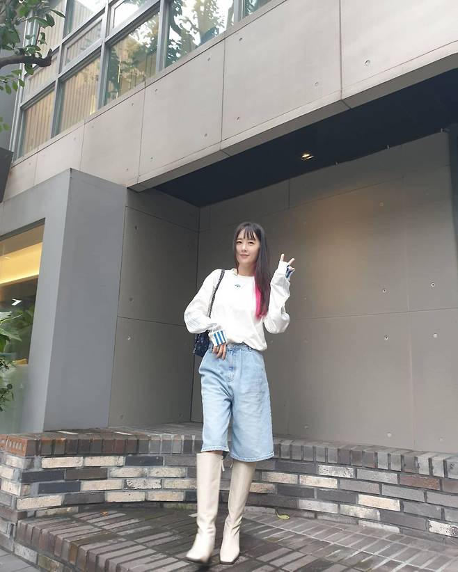 The Singers Byul has been reported to have become a bit of a blur.On the 11th, the Byul posted a picture on his instagram with an article entitled Two days ago, in front of the main gate of our shop that has become my official photo zone.The Byul in the photo showed a comfortable style with a sweatshirt, jeans and long boots, and a red bridge Hair.The Byul recently said, I was angry with the stress of childcare and some of my heart because I could put a new color in a decolored place at any time.In addition, the Byul, which said that he lost a lot of weight due to the child-bearing child, was surprised by the small face size as if it would disappear.On the other hand, the Byul married Haha in 2012, and has two sons and one daughter.