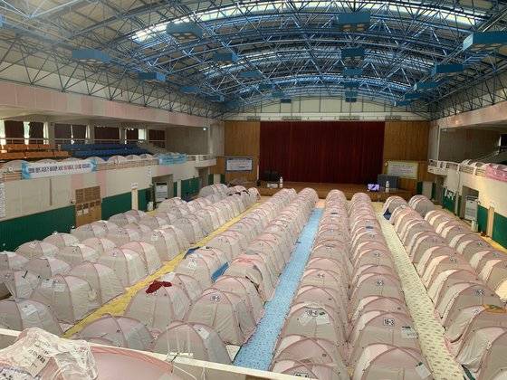 8일 경북 포항시 북구 흥해읍 흥해실내체육관에 마련된 지진 피해 주민들을 위한 임시 대피소 모습. 텐트 221개동이 설치돼 있다. 김정석기자