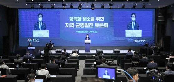 지난 4월 21일 서울 여의도 글래드호텔에서 열린 '주택 양극화 해소를 위한 국회 정책 토론회'에서 양승조 충남지사가 공공주택 공급 정책인 '충남형 더 행복한 주택'을 설명하고 있다. 연합뉴스