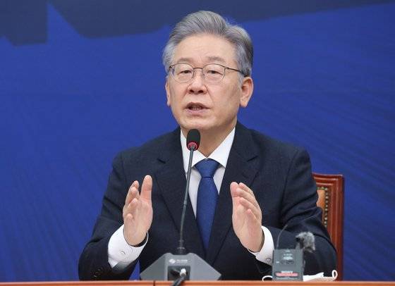 이재명 더불어민주당 대통령 후보가 11일 오후 서울 여의도 국회에서 열린 '당지도부-더불어민주당 대통령 후보 상견례'에서 발언을 하고 있다. 이 후보는 이날