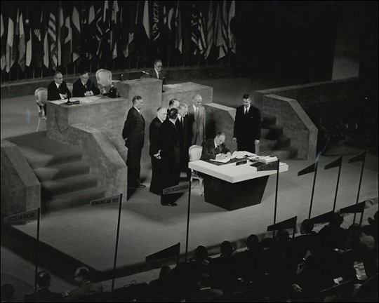 딘 애치슨 당시 미국 국무장관이 1951년 9월 8일 열린 샌프란시스코 강화 조약에 조인하고 있다./ 위키미디어커먼스 제공