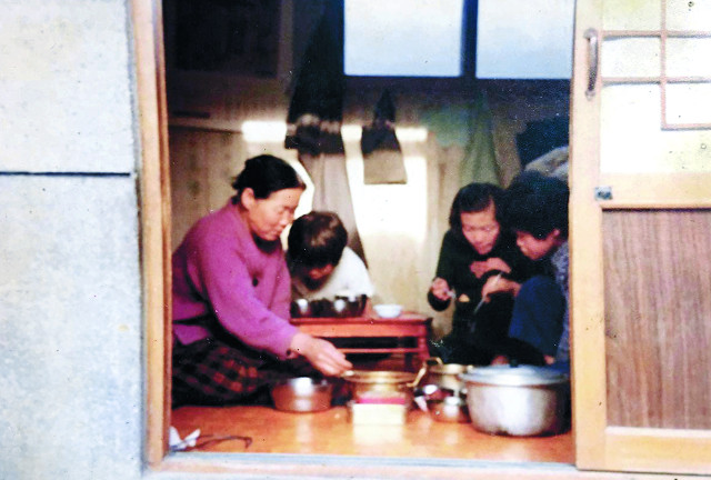 경기도 성남으로 이사 온 지 4년 만에 반지하를 벗어나 처음 1층으로 옮겼던 1980년 이재명 더불어민주당 대선 후보가 가족들과 밥을 먹고 있다. 왼쪽 두 번째가 이 후보. 이재명 열린캠프 제공