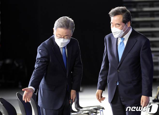 (서울=뉴스1) 국회사진취재단 = 더불어민주당 제20대 대통령선거 후보에 선출된 이재명 경기지사가 10일 오후 서울 송파구 올림픽공원 SK올림픽핸드볼경기장에서 열린 서울 지역 경선 및 3차 국민선거인단 투표에서 최종 후보 선출 발표를 앞두고 이낙연 전 대표에게 자리를 안내하고 있다. 2021.10.10/뉴스1