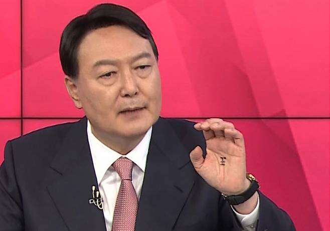 윤석열 전 검찰총장이 ‘임금 왕(王)’자를 손바닥에 쓴 채 TV 토론에 참여해 주술 논란이 일고 있다.ⓒMBN 유튜브 갈무리
