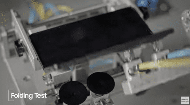 삼성전자가 갤럭시 Z폴드3 펴고 접기 실험을 하는 장면. (사진=삼성 뉴스룸)