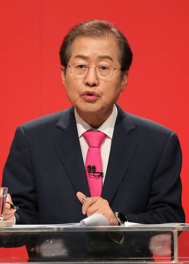 국민의힘 홍준표 대선 경선 후보가 11일 오후 광주 서구 KBS광주방송국에서 호남권 합동토론회에서 발언을 하고 있다. /뉴시스