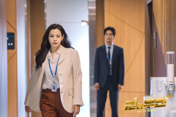The main character of SBSs Lamar Jackson One the Woman is a tester for Lee Ha-nui who has amnesia.However, viewers can guess the appearance before the memory loss of Cho Yeon-ju.This is because it overlaps much of the Park Kyung Line test character played by Actor Lee Ha-nui in 2019 SBS Lamar Jacksons The Heat Death.In addition to the main character Kim Hae-il, the series of The Fever Death, which opened the colorful era of SBSs Lamar Jackson, numerous supporting characters were loved.Among them, Park Kyung Sun, who is doing his best to say coolly, was a character who was loved quite a lot.Especially, Actor Lee Ha-nuis cool cold voice is combined with the audience with a very charming character.I felt that it would be fun even if there was another story about Park Kyung Sun as the main character.It is also the same on SBS, and it develops a story like a book track of <Presenting Priest> through <One the Woman>.Of course, One the Woman is a different way of Dr. Lamar Jackson from The Heat-Hyperthrombosis. The Heat-Hyperthrombosis was loved by the absurdity of Korean society.On the other hand, One the Woman has the appearance of the Horribly Slow Murderer with the Extremely chaebol drama Dr.The daughter-in-law Kang Mi-na (Lee Ha-nui) character, who is married and beguiling as a chaebol, is a typical heroine-like character in The Horribly Slow Murderer with the Extremely chaebol drama.The test assistant for silver memory loss is replaced by Kang Mi-na, the daughter-in-law of a conglomerate.But as always, a really funny story can burst when you rub your left hand, not your right hand, about what everyone knows.<One the Woman> depicts the story of Wonder Woman which entered the World of the old The Horribly Slow Murderer with the Extremely chaebol drama.Still, the character of World in this Lamar Jackson lives up to the role of The Horribly Slow Murderer with the Extremely chaebol.Mother-in-law, father-in-law, sister-in-law, hand and hand.But there has never been a daughter-in-law character who responds to the chaebol mother-in-law who talks about pregnancy by saying Porco Rosso is folded?There was no daughter-in-law character who responded to the management logic to the father-in-law of the absolute patriarch of the chaebol.That doesnt mean Cho Yeon-ju is a formidable character.Interestingly, One the Woman has no unique fight with The Horribly Slow Murderer with the Extremely chaebol.Other characters approach conspiracy and mischief, but Cho Yeon-ju responds with logic and reason quickly and cuts off the buds of fighting.Thanks to this, <One the Woman> can be watched with the fun of popcorn angle without the stretching sweet potato development.Of course, I do not miss the unique tension because I wonder when the identity of the fake chaebol daughter-in-law and the chaebol business operator Cho Yeon-ju will be revealed.In many ways, One the Woman has evenly the elements that are well loved by viewers: easy, cool, interesting, and sometimes lovely.Here, Actor Lee Ha-nui also makes the supporting character not obvious, and of course, this Actor played a similar Persona from the criminal role of Extreme Vocational.Actor Lee Ha-nui has good power to push cool tension and good sense of breaking and breaking scenes.However, it is also true that secret and emotional acting and comfortable living acting still seem to be lacking.However, Lee Ha-nuis Persona is a new type that has not been seen in The Horribly Slow Murderer with the Extremely chaebol.Thanks to that, there are times when the scenes of One the Woman, which can be seen if Actor Han Ji-hye or Eugene played, are fresh.There is also actor Lee Sang-yoon as Han Seung-wook, the opposite role of Cho Yeon-ju.Lee Sang-yoon feels like this time, the Barbie dolls boyfriend Ken, has a frowned performance.Of course, as always, when you meet a nice character like in One the Woman, Lee Sang-yoon contributes a little to the box office of Dr. Lamar Jackson even if you smile for a while.columnist Park Saeng-gang
