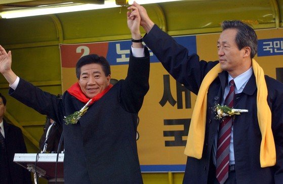 2002년 11월 노무현 민주당 대통령후보와 정몽준 국민통합21대표가 공동 유세를 펼치고 있다. 장문기 기자