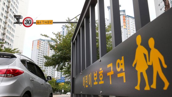 11일 광주광역시 북구의 한 아파트 어린이보호구역으로 차량이 지나가고 있다. 프리랜서 장정필