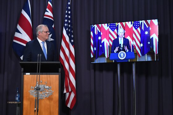 스콧 모리슨 호주 총리(왼쪽)가 지난달 조 바이든 미국 대통령(오른쪽), 보리스 존슨 영국 총리와 함께 3국 간 안보협의체를 발족한다는 합동 화상 기자회견을 진행하고 있다. EPA=연합뉴스