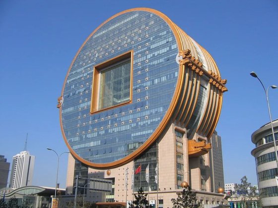 베이징 판구다관을 지은 건축가 리쭈위안(李祖原·83)이 지은 선양시의 팡위안 빌딩 외관. 중국 고대의 화폐를 노골적으로 형상화해 중국에서 추한 디자인 건물로 선정됐다. [와이탄화보 캡처]