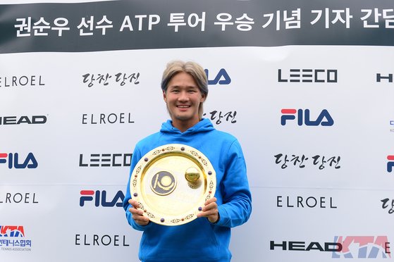 지난 9월 남자프로테니스(ATP) 투어 아스타나오픈에서 우승한 권순우가 12일 서울 송파구 올림픽공원 테니스코트에서 기자간담회 전 우승 트로피를 들고 기념촬영을 하고 있다. [사진 대한테니스협회]