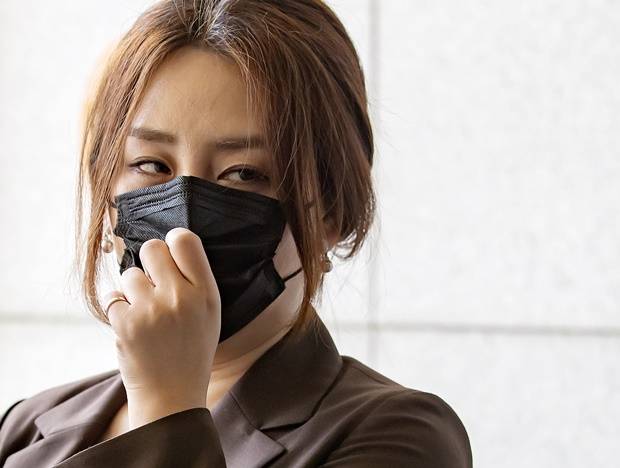 '고발사주' 의혹 제보자 조성은씨가 사건을 밝히는 게 소명이라면 맡은 바를 다하겠다고 적었다. 사진은 조씨가 지난 5일 오후 서울 서초동 서울중앙지방검찰청사 앞에서 윤석열 전 검찰총장과 김웅(국민의힘·서울 송파갑)·권성동(국민의힘·강원 강릉)·장제원(국민의힘·부산 사상) 의원 등을 공직선거법 위반, 특정범죄가중법 위반, 명예훼손, 모욕, 허위사실유포, 공익신고자보호법 위반 등 혐의 고소를 앞두고 취재진에게 배경을 설명하는 모습. /사진=뉴스1