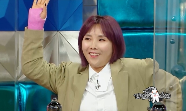 Comedian Shin Bong-sun plays injury battle with a cast on his armMBC Radio Star (planned by Kang Young-sun/director Kang Sung-ah), which will be broadcast on October 13, will feature Street Woman Fighting with four gag women Jo Hye-ryun, Shin Bong-sun, Kim Min-kyung and Oh Nami.On this day, Radio Star will feature Street Woman Fighting, which consists of four gag women.The four people gathered in one place boast of the buzzword that enjoyed the times, the unstoppable exposition toward each other, and the restless dedication.The gag woman four-person group is excited by the fact that she burst into a laughing Bomb with a high tension that is sweaty in 20 minutes after the recording.Shin Bong-sun, who appeared with a cast on his arm, said, I was injured while playing soccer.Shin Bong-sun first tells a behind-the-scenes story with FC Gavengers of Gol-Shitting Girls composed of gag women.Shin Bong-sun and Jo Hye-ryun, who are close friends with MC Ahn Young Mi, will recall the scene of real anger because of Ahn Young Mi who shot a blunder and will make a big smile.In addition, FC Gavengers captain Shin Bong-sun is said to have made 4MC puzzled by choosing Kim Yeon-koung, the womens volleyball captain who led the Tokyo Olympic semi-finals as a role model.In particular, Shin Bong-sun said, I wanted to be a captain like Kim Yeon-koung, but I am surprised that the team members do not believe me because of this.Shin Bong-sun and three Street Woman Fighting gag women who are sincere in the gag reveal the sleds of the buzzword and perform the buzzword parade at that time when they made everyone laugh.Starting with the Ill Stop by Jo Hye-ryun, the eldest sister of this special feature, Shin Bong-suns Im A Jeezy Zone will be popped up and will fill the room with laughter on Wednesday.