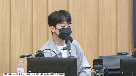 Lee Chan-won publicly wanted Wallet lostOn October 12, SBS Power FM Dooshi Escape TV Cultwo Show featured special DJ Yoo Min-sang and guest Lee Chan-won along with DJ Kim Tae-kyun.The appearance of Lee Chan-won on the day was accompanied by a witness from alumni, and DJ Kim Tae-kyun said, We also find lost items.Lee Chan-won said, I lost Wallet three days ago after the production presentation of Rocket Boys.I do not know where I left it, he said. Cash can take it, but please find it because it contains all your ID cards and credit cards. 