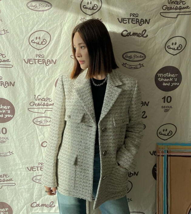 Singer and musicalActor Ivy showed off her stylish sideIvy wrote on his Instagram account on the 13th, In the fall, its tweed too! Have a lot of pretty clothes, a lot of delicious things, and happy Haru! Have a nice Haru!In the photo Ivy posted together, she paired jeans with a black top and a tweed jacket. She finished her slender and sophisticated style without feeling like she was wearing a thick tweed jacket.It also gave points with layered rings and chain necklaces - Ivys superb fashion sense attracts attention.Ivy debuted in 2005 with his first full-length album, My Sweet And Free Day, and is currently a musical actor.I have said that I weigh 49kg through my Instagram live broadcast.