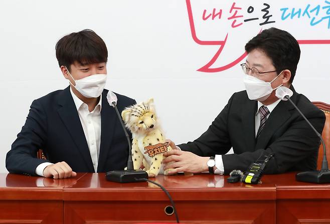 국민의힘 유승민(오른쪽) 전 의원이 지난달 17일 오전 서울 여의도 국회에서 이준석 대표를 면담하며 '유치타' 인형을 선물하고 있다. /국회사진기자단
