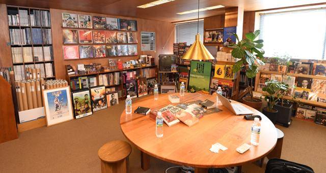 프로파간다는 서울 압구정로 사무실 한 켠을 카페처럼 꾸며 각종 영화 포스터, 블루레이 타이틀, 음반과 비디오테이프 등을 판매한다. 배우한 기자