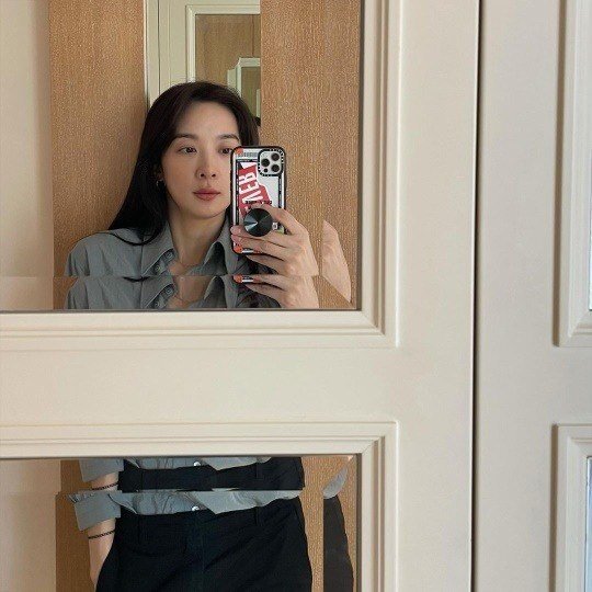 Lee Cheong-a posted an article on his instagram on the 13th, Filling with upper and Hatje Cantz Verlag separation magic.The photo, which was released together, shows Lee Chung-ah, who is taking a self-portrait while looking at the mirror, and the effect of the mirror and the background makes him laugh as if the upper and lower bodies are separated.On the other hand, Lee Cheong-ha appeared in TVN Drama Day and Night this year.