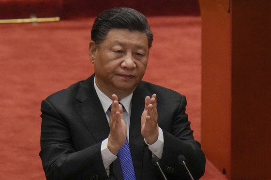 중국의 시진핑 국가주석이 신해혁명 110주년을 하루 앞둔 9일 베이징의 인민대회당에서 연설한 뒤 참석자들과 함께 박수를 치고 있다. AP=연합뉴스