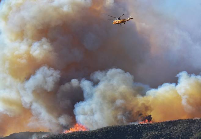 12일(현지시간) 미 캘리포니아 산타 바바라 카운티의 산악지역으로 옮겨 붙은 '앨리산' 산불에서 거대한 연기가 피어 오르고 있다. AP=연합뉴스