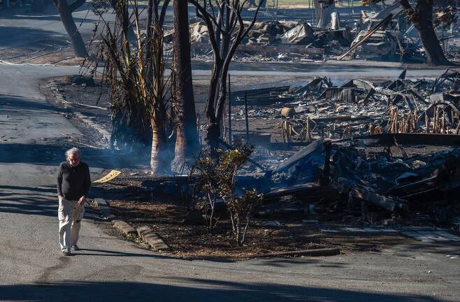 새크라멘토 카운티에서는 산불이 이동식 주택 단지를 휩쓸고 지나가면서 주택 여러채가 파손됐다. AP=연합뉴스