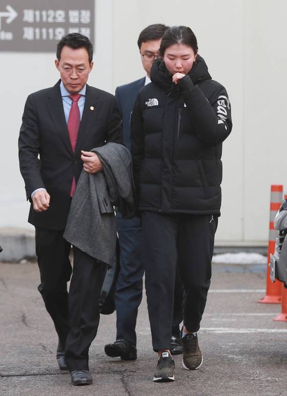 (수원=뉴스1) 오장환 기자 = 심석희 쇼트트랙 국가대표 선수가 17일 오후 경기도 수원시 영통구 수원지방법원에서 열린 조재범 전 국가대표팀 코치의 항소심 2차 공판에 출석해 피해 사실을 진술한 후 변호사 등과 함께 법정을 나서고 있다. 2018.12.17/뉴스1