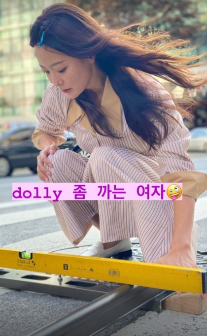 Kim Hee-sun flaunts furry charm with a single photoActor Kim Hee-sun posted a picture on his instagram story on the afternoon of the 13th with an article entitled Dolly Girl.In the photo, Kim Hee-sun is helping to install shooting equipment at a scene.Kim Hee-sun helped the work by helping the staff together when they installed the Dally needed for moving shooting.Joona Sotala showed her charm by showing her unconcerned appearance, such as squatting even though the surrounding area was open.Kim Hee-sun is currently being cast and filmed in the Netflix series Bride of Black and MBC Drama tomorrow.Kim Hee-sun SNS