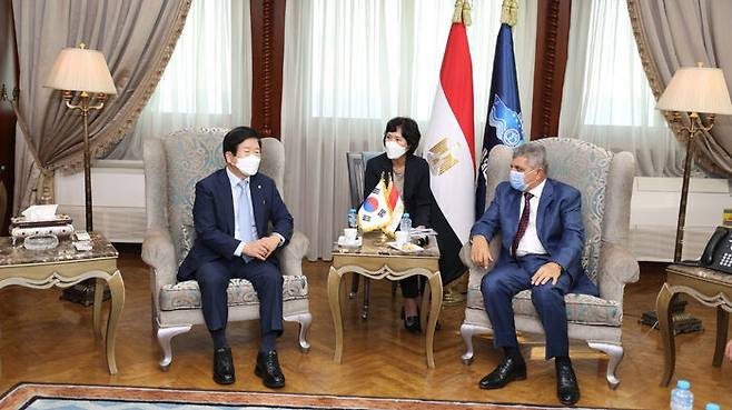 박병석 국회의장(왼쪽)과 수에즈운하관리청의 오사마 라비 청장(오른쪽)