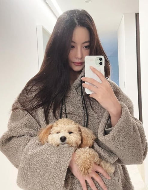 Actor Oh Yeon-seo reported his recent situation with his beauty.On the 14th, Oh Yeon-seo posted a picture on his instagram with an article saying, I want to put it in my pocket.In the photoOh Yeon-seo smiles with a puppy like a kangaroo carrying a baby in his pocket.In particular, Oh Yeon-seo attracted attention by revealing her pure charm with her long straight hair and unseen makeup.Oh Yeon-seo performed in the Kakao TV web Drama The Crazy X of this area.
