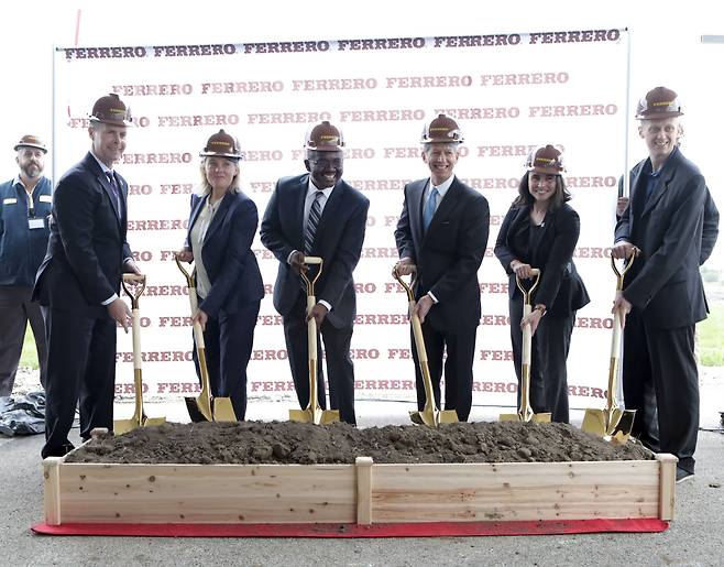 13일(현지 시각) 일리노이주 블루밍턴에서 페레로 북미지사 임원진과 블루밍턴 시 관계자들이 북미 최초 초콜릿 가공 시설을 기념하며 첫 삽을 뜨고 있다. /AP 연합뉴스