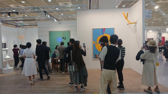 13일 개막한 KIAF 2021 페이스 갤러리 부스에 관람객들이 몰려들고 있다. / 사진=박지현 기자